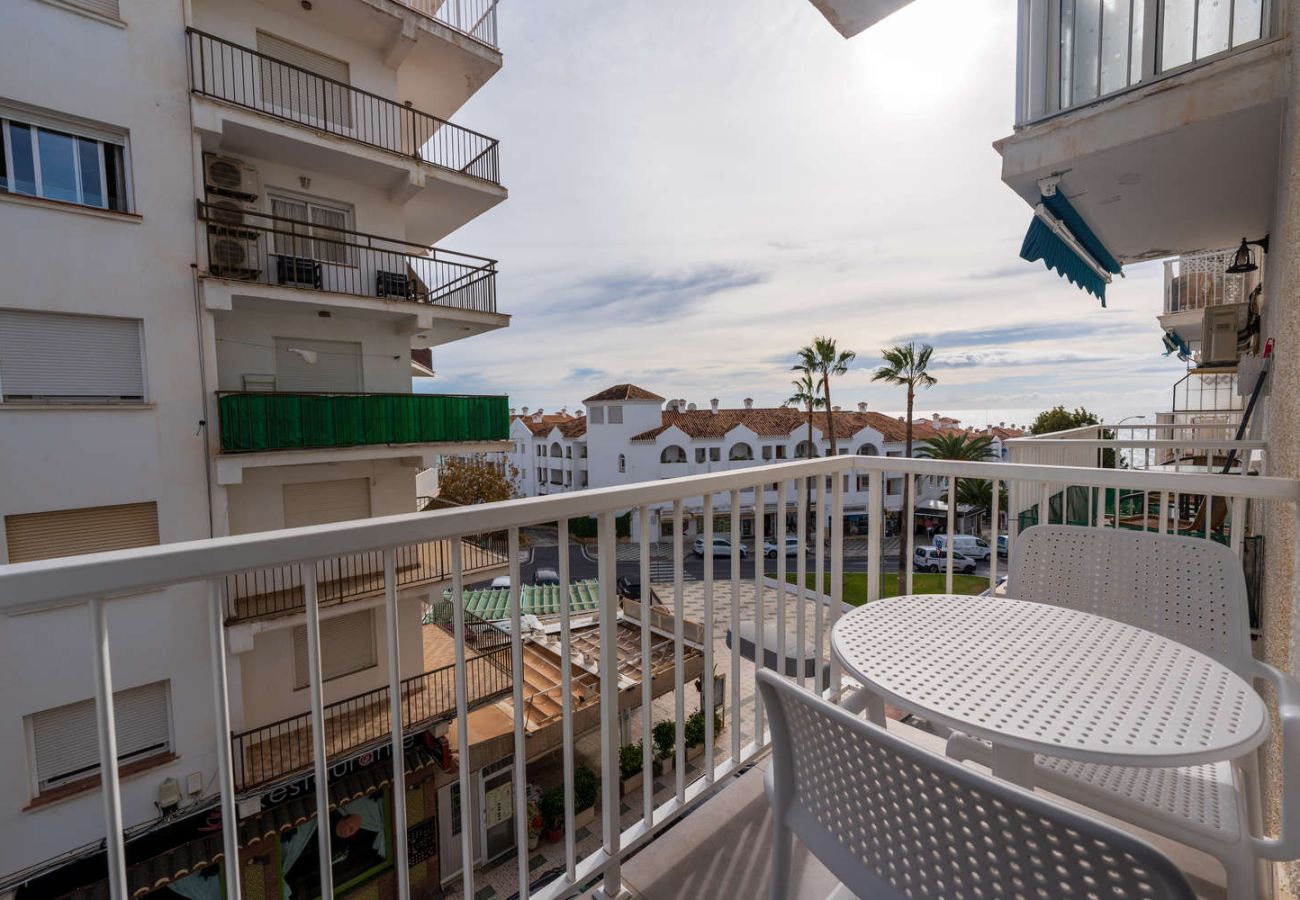 Balcon privé avec table et chaises pour prendre le petit-déjeuner en plein air à Nerja.
