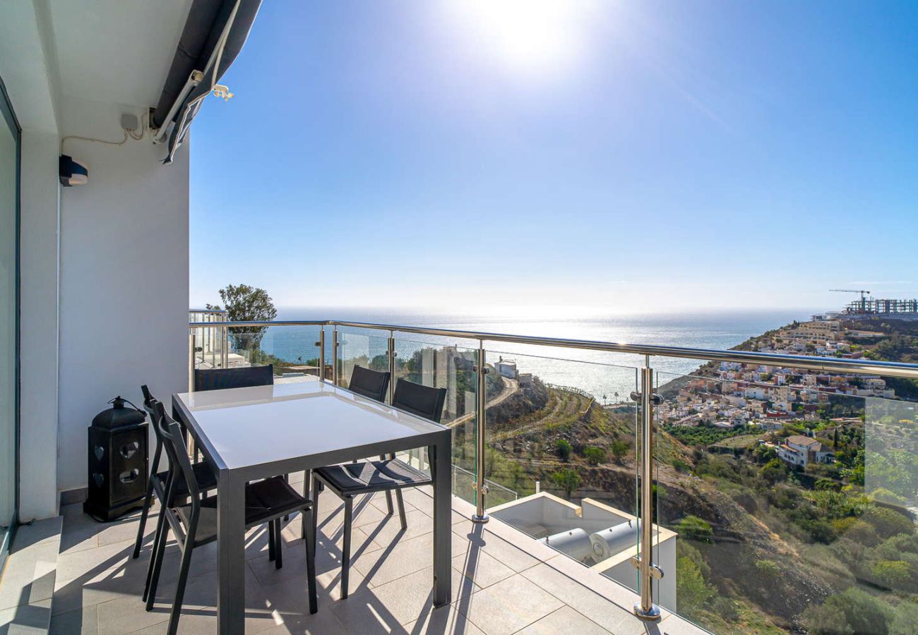 Terrasse privée d'un attique à Nerja avec vue panoramique sur la mer Méditerranée et mobilier de jardin à Balcón del Mar.