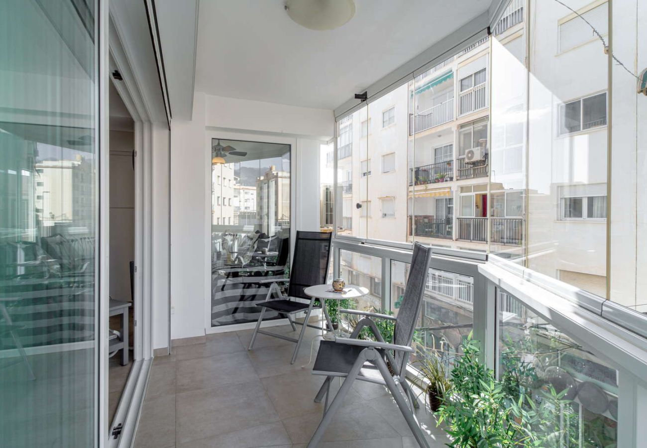 Balcon vitré fermé avec coin salon pour le petit-déjeuner dans le centre de Nerja.