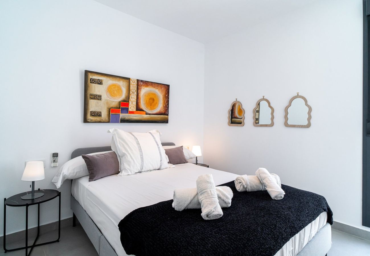 Chambre principale avec lit double et matelas de haute qualité pour un repos profond à Nerja.