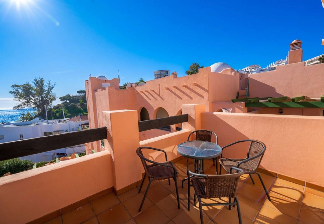 Terrasse privée avec coin repas extérieur dans l'appartement Ibn Sadi Nerja.
