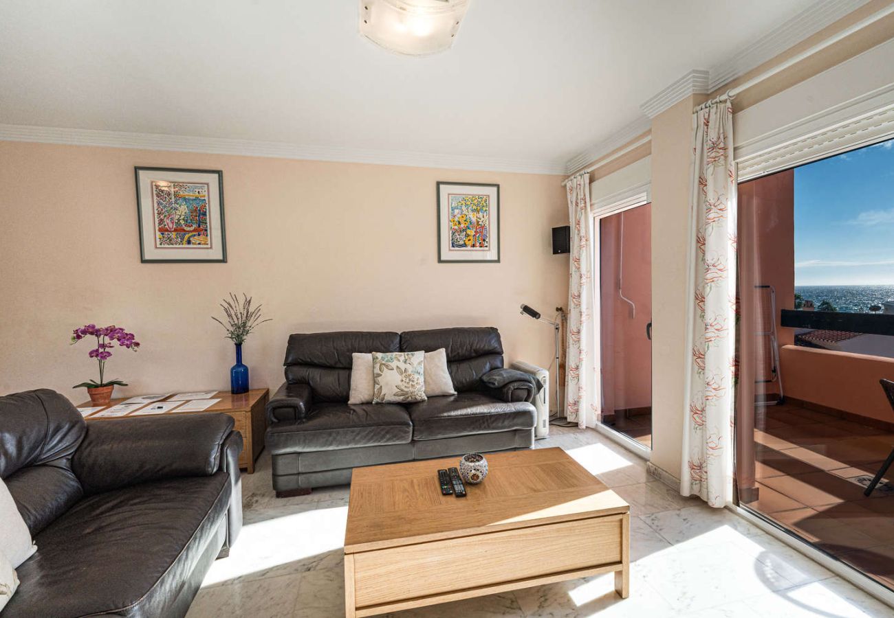 Salon moderne et lumineux avec accès au balcon privé à Nerja.