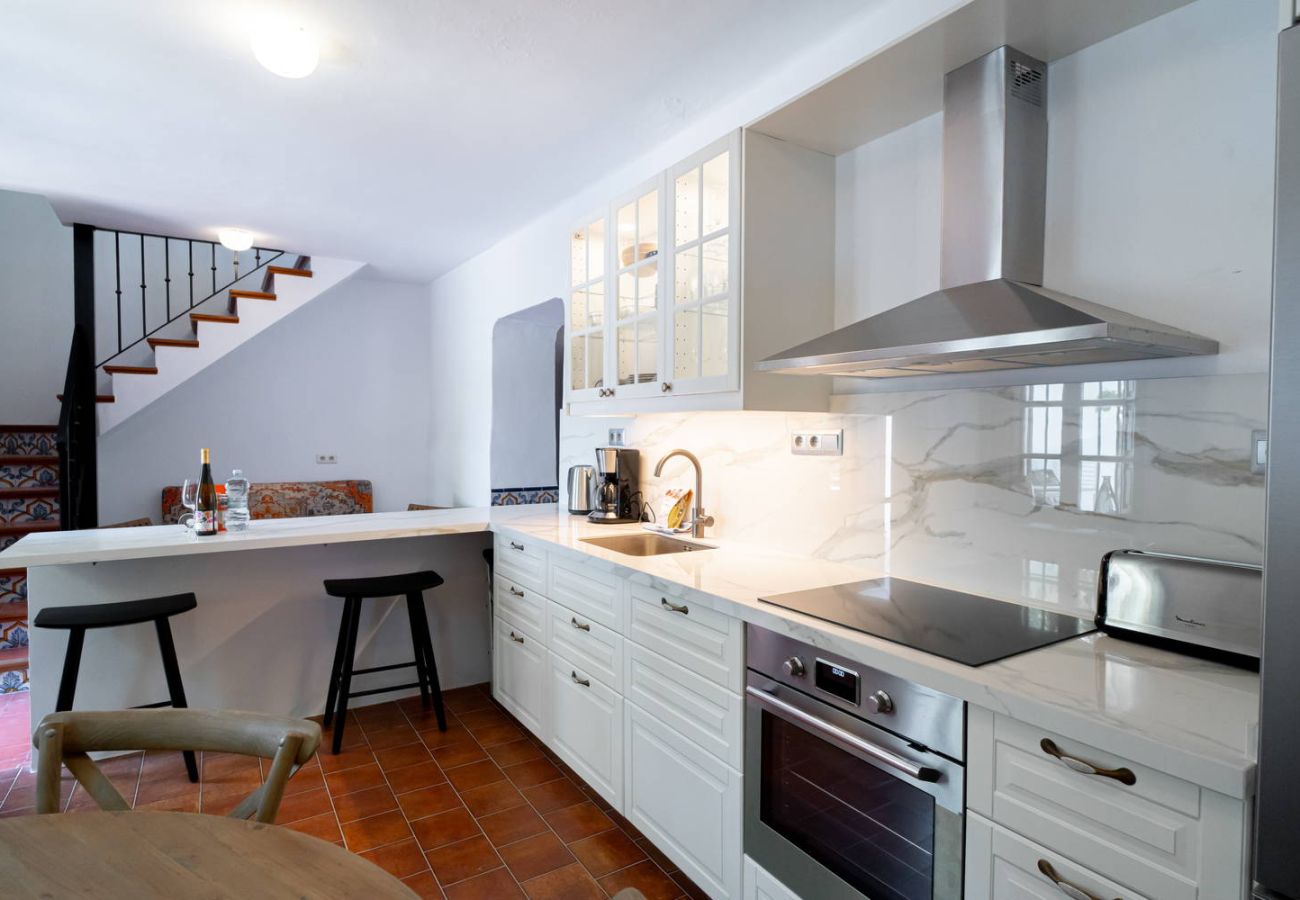 Cuisine design entièrement équipée dans la location de vacances Villa Lorca.