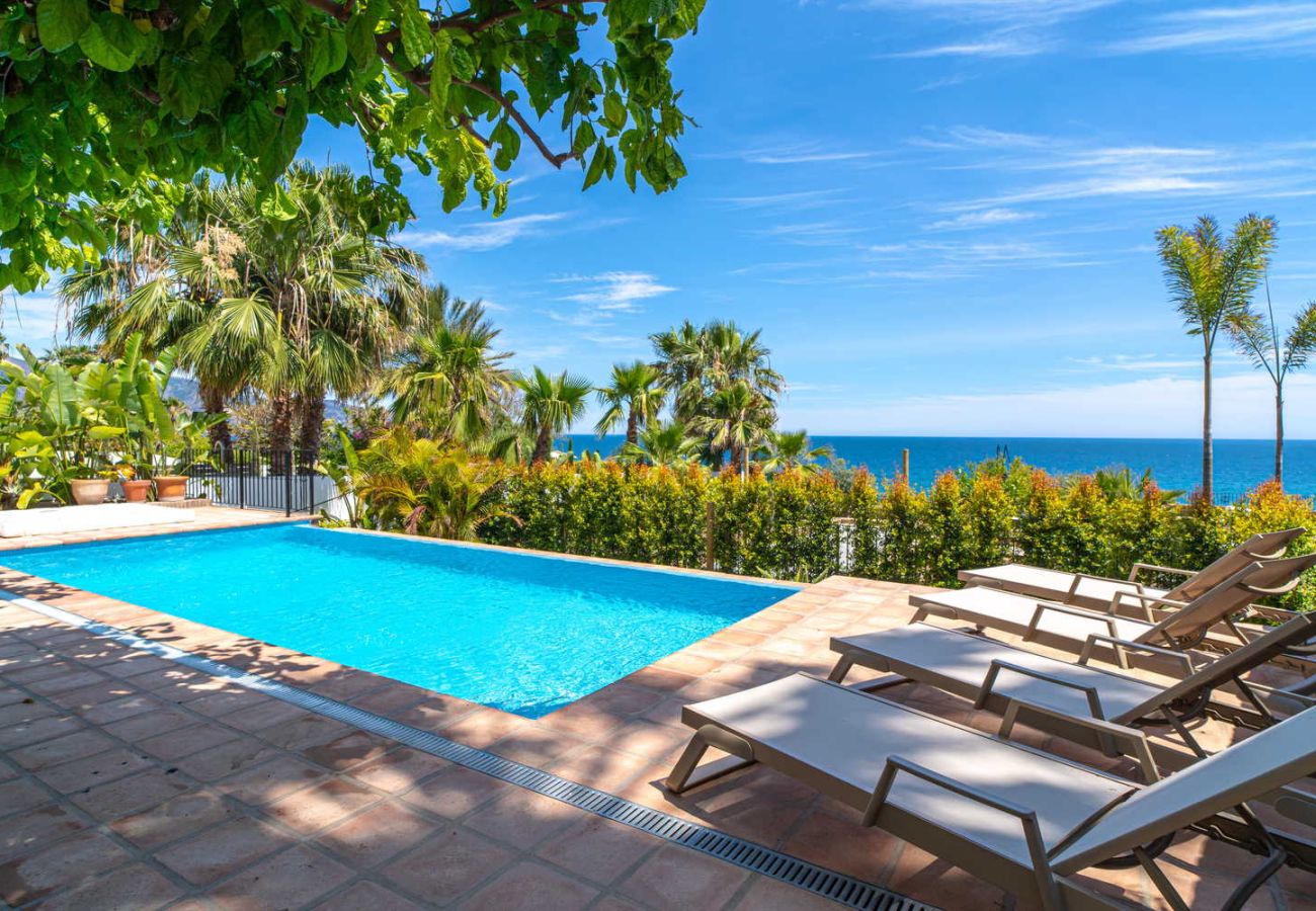 Piscine privée en première ligne de mer à Villa Lorca, Nerja.