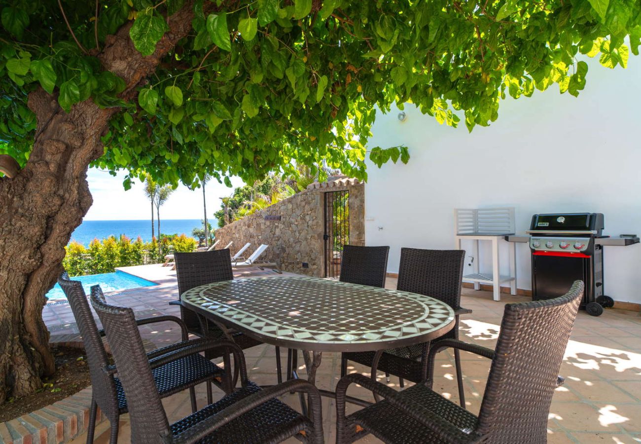 Grande terrasse de 200 m² avec barbecue et piscine dans le centre de Nerja, Villa Lorca.