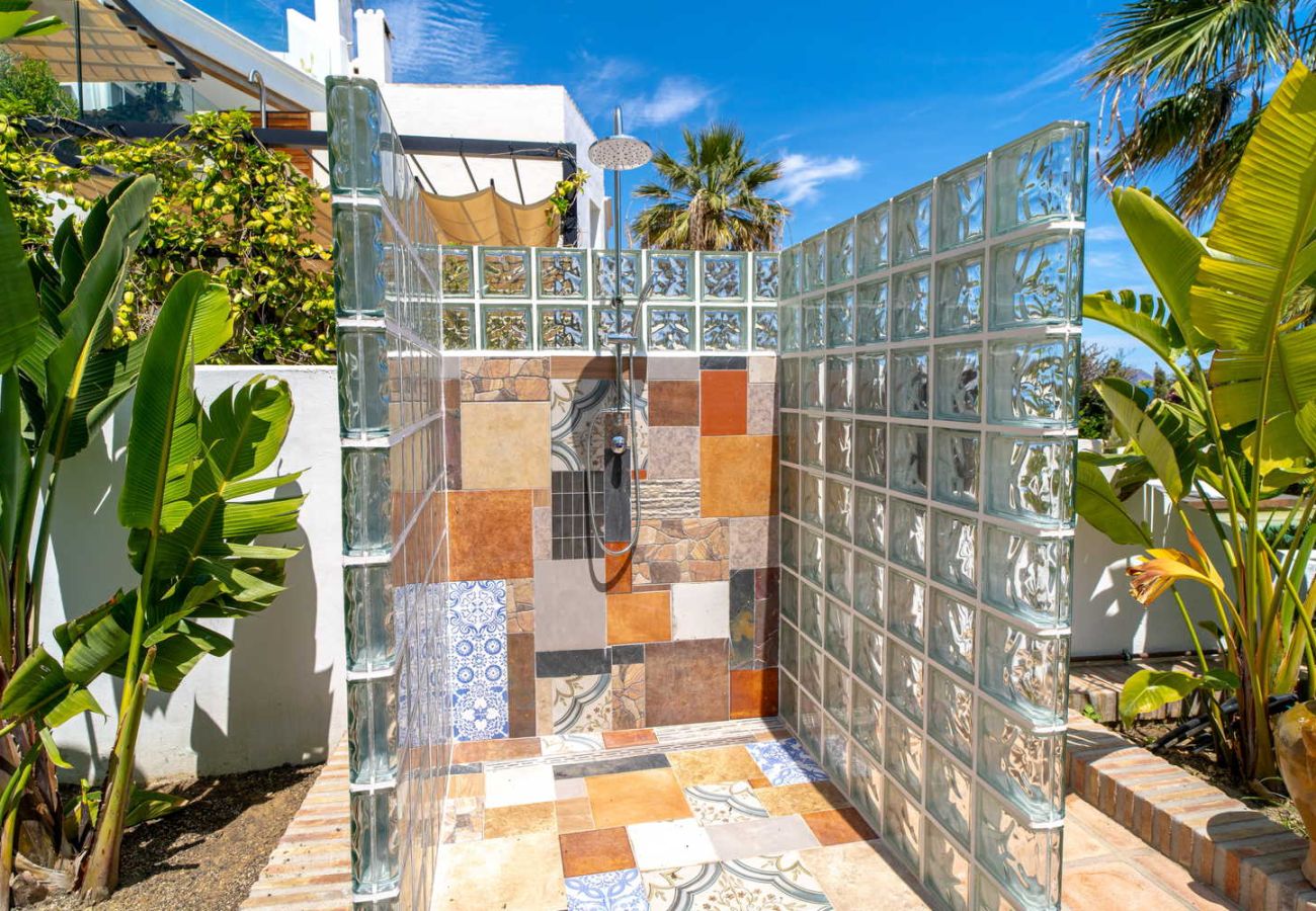 Douche design sur la terrasse de la piscine de la Villa Lorca.
