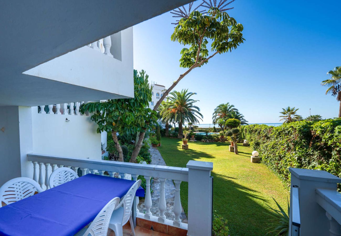 Terrasse privée avec porte d'accès direct exclusif à la piscine et au jardin du complexe Stella Maris