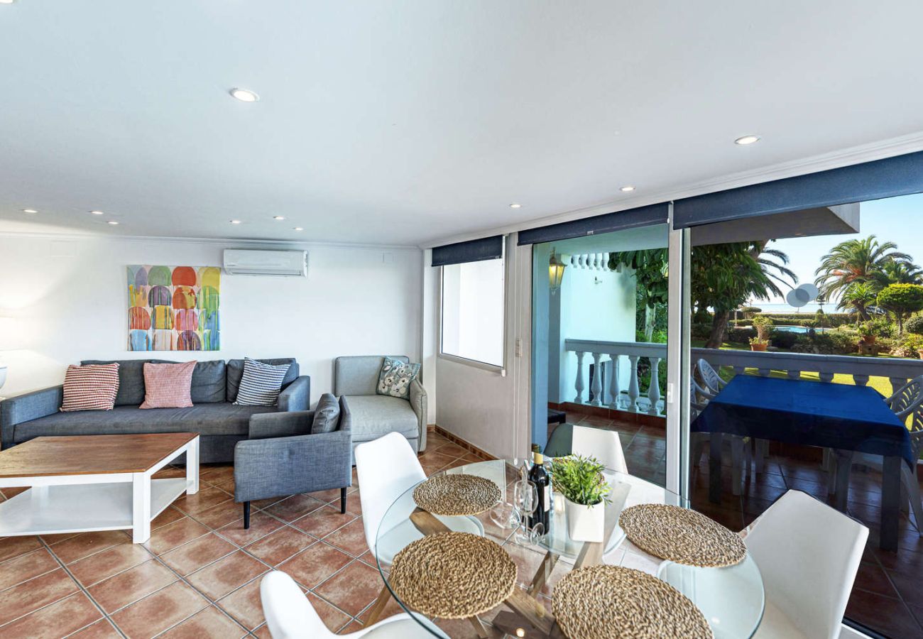 Intérieur du salon avec vue sur la mer et la piscine depuis la terrasse du Stella Maris