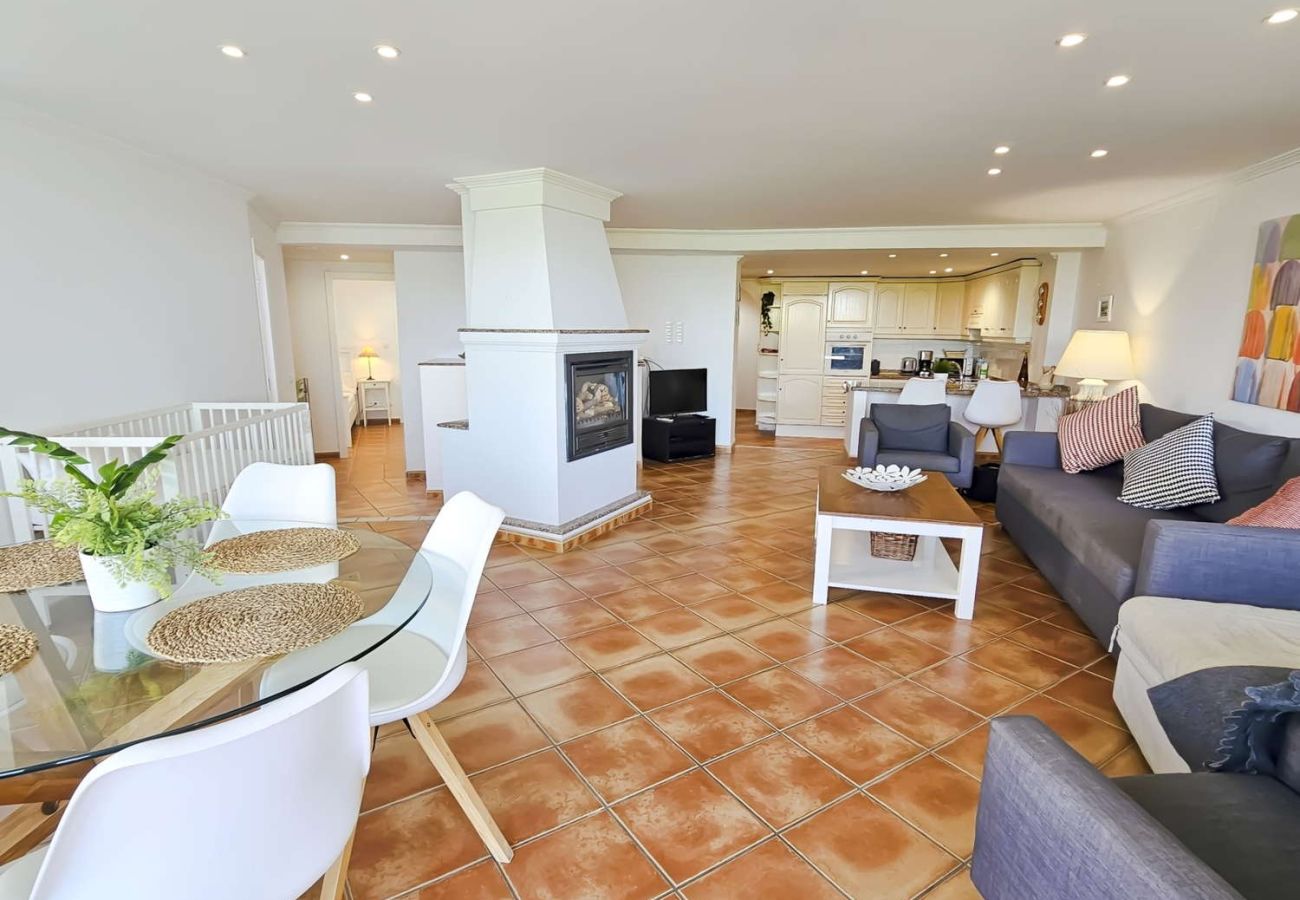 Grand salon-salle à manger très lumineux avec cheminée dans un appartement de 120 m² à Nerja