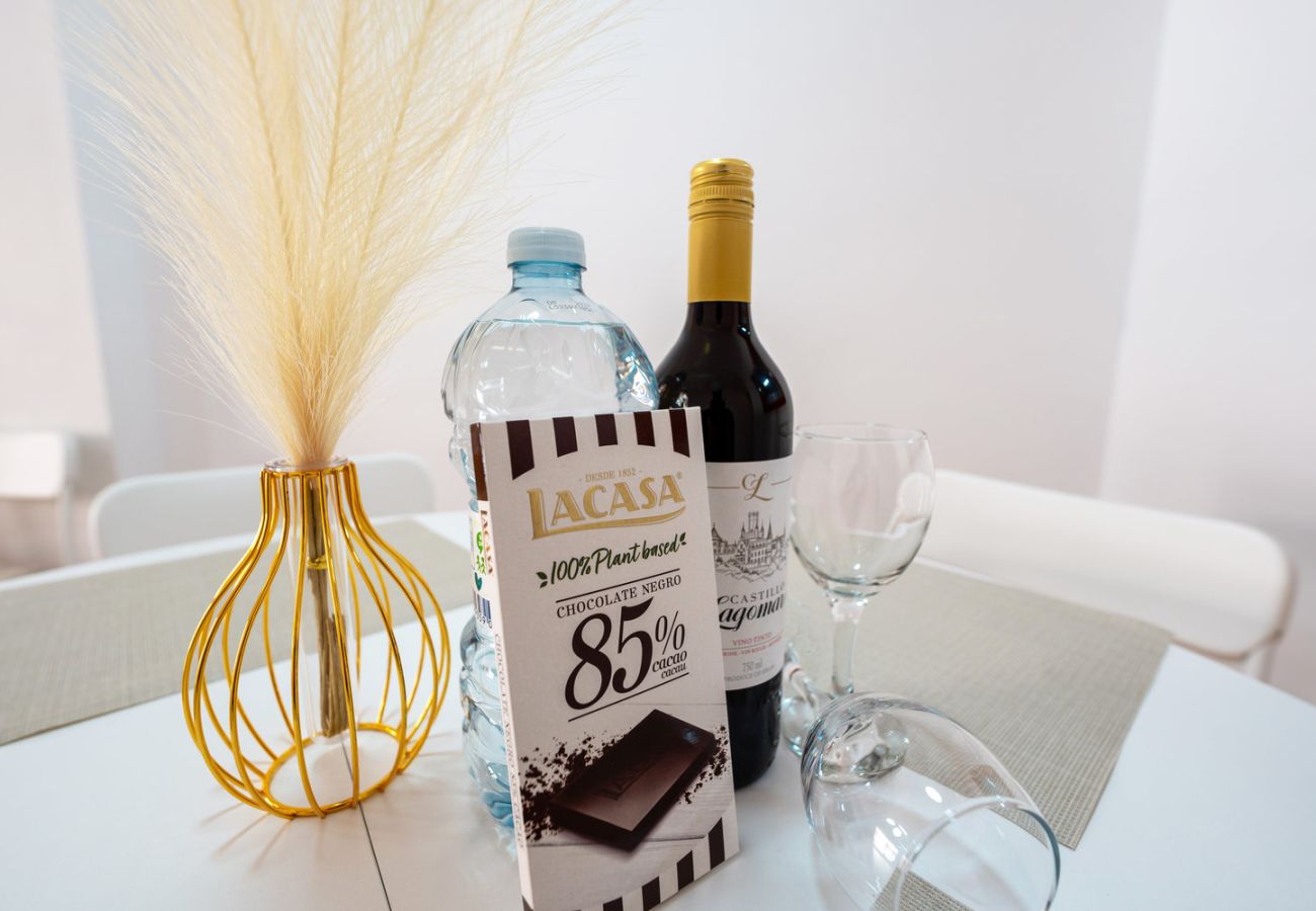 Bouteille de vin, bouteille d'eau et chocolats offerts