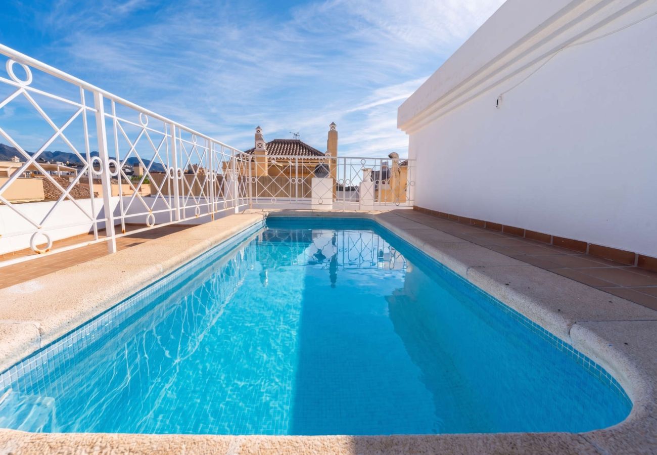 Piscine commune sur le toit du Torrecilla Urban Beach Stay à Nerja, idéale pour se détendre