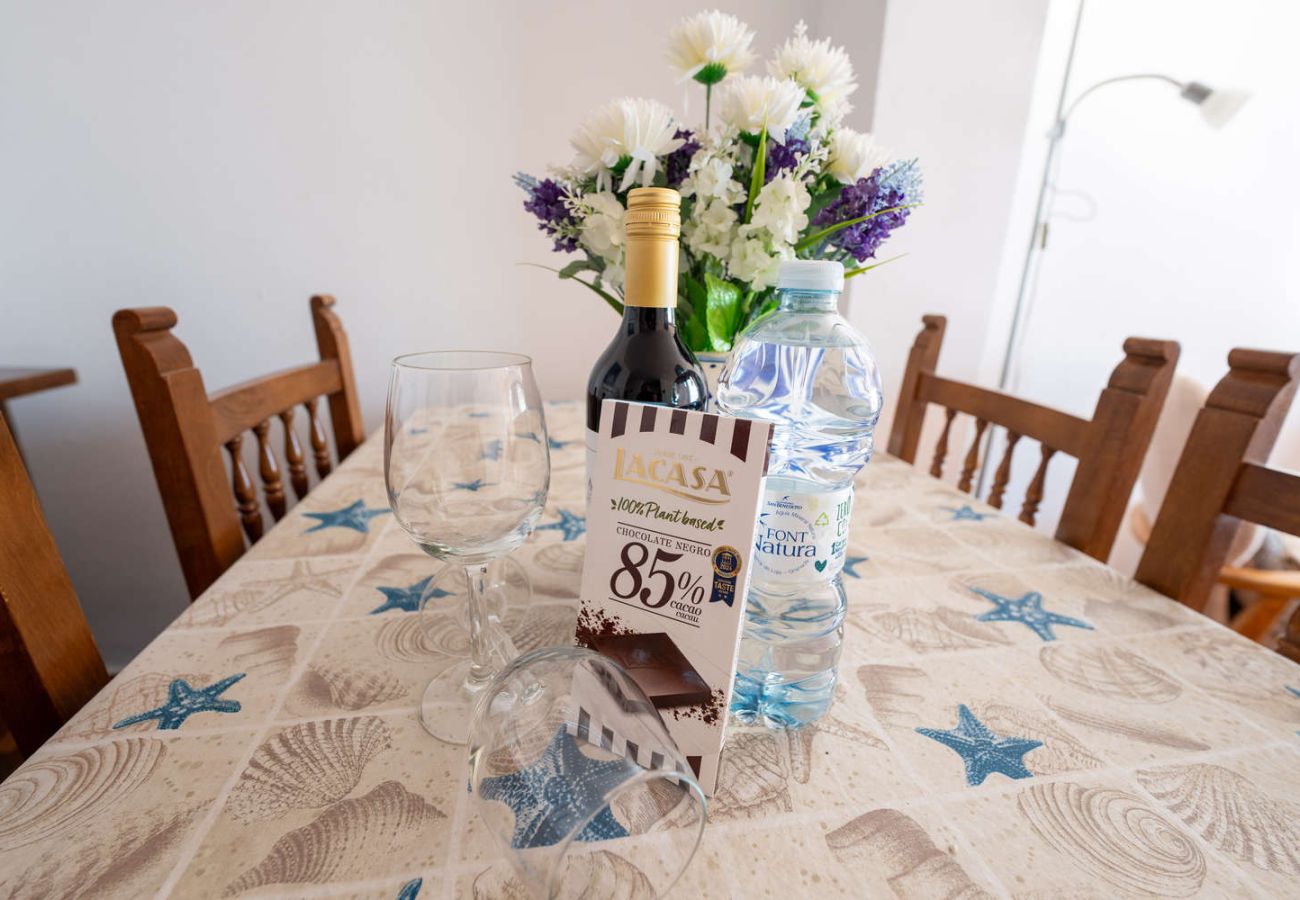 Salle à manger avec détail de bienvenue dans l'appartement à Nerja