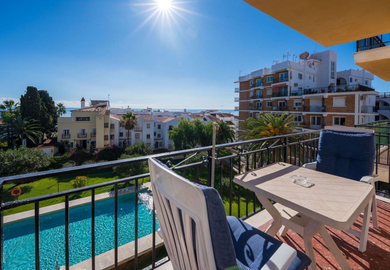 Balcon avec vue sur la mer et table pour prendre le petit-déjeuner dans l'immeuble Acapulco.