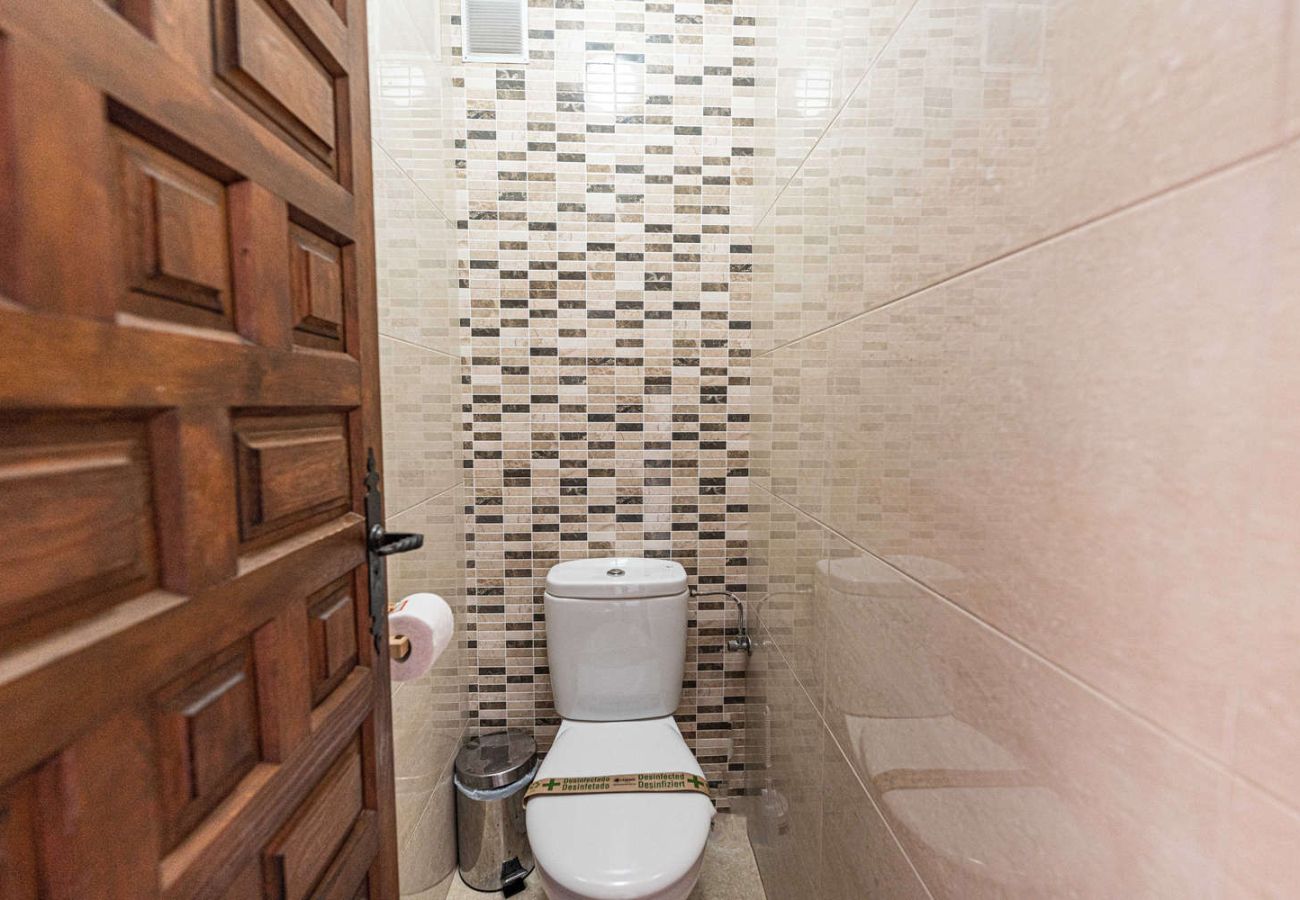 Salle de bain de l'appartement Acapulco 18 avec bande écologique de désinfection sanitaire