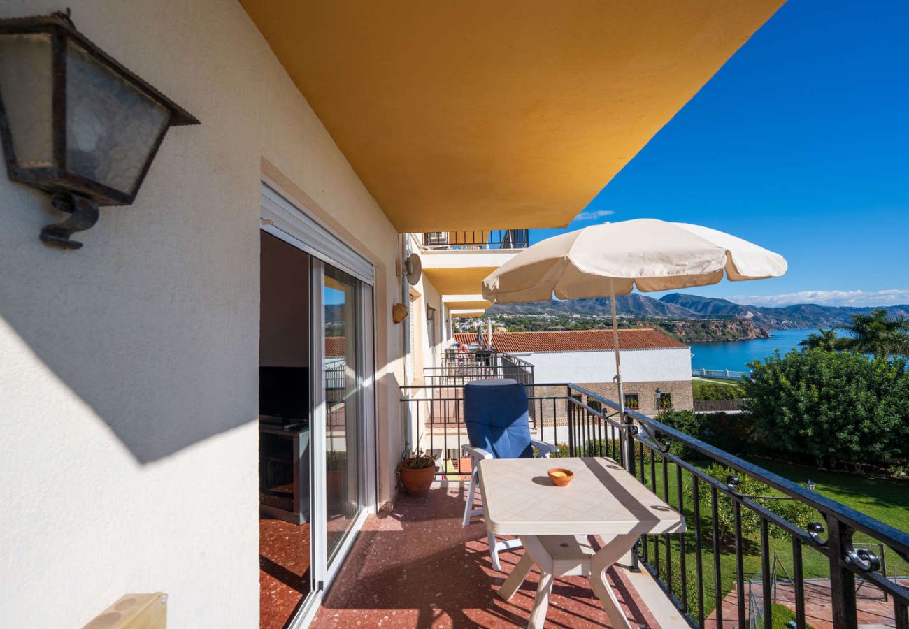 Zone extérieure de l'appartement avec table et vue panoramique