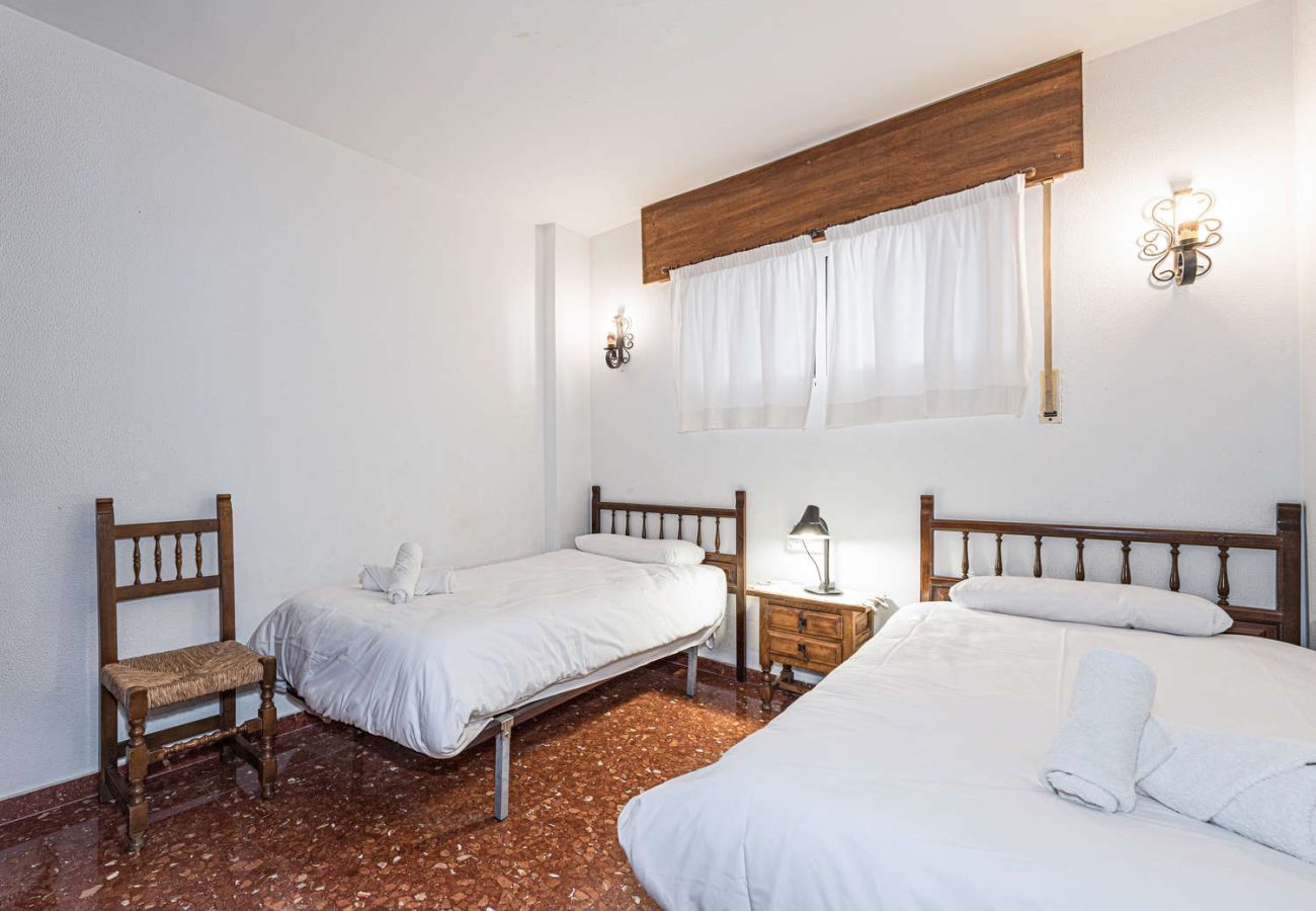 Chambre avec deux lits simples, idéale pour les familles à Nerja