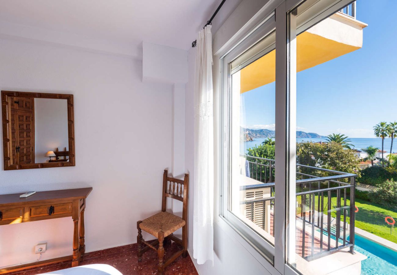 Vue sur la piscine et les jardins depuis la chambre Acapulco 18