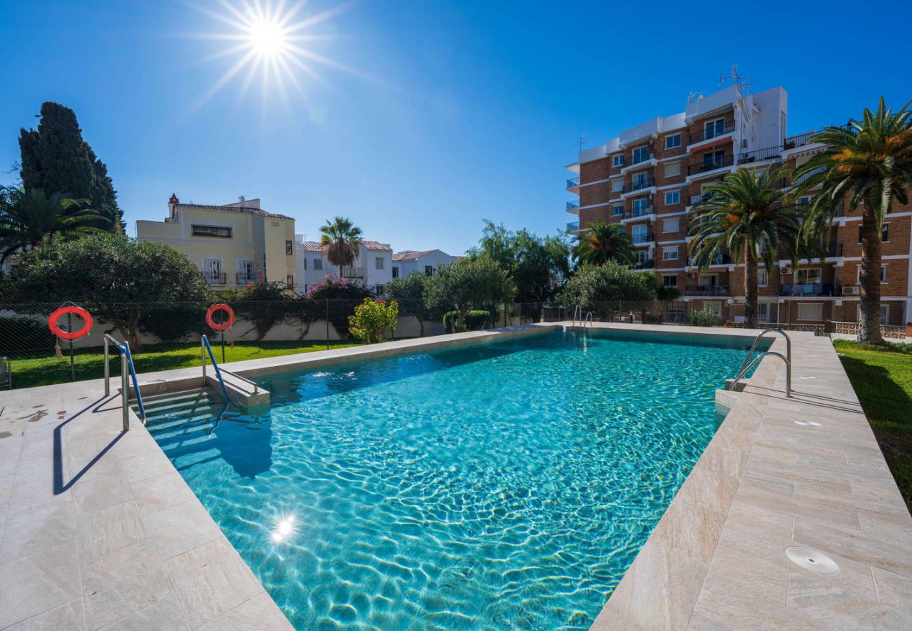 Zone piscine de l'Acapulco 18, idéale pour profiter du soleil à Nerja