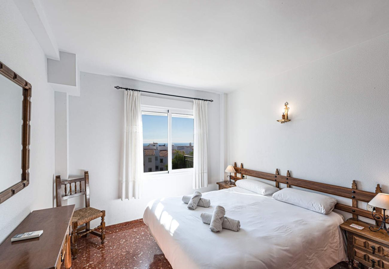 Chambre avec lit double et vue sur la mer dans un appartement à Nerja
