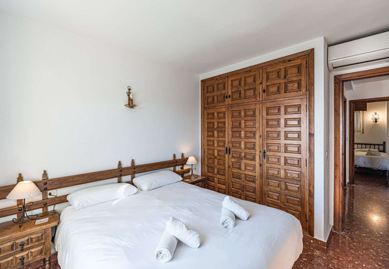 Chambre principale de l'appartement Acapulco 18 avec placard et lit double