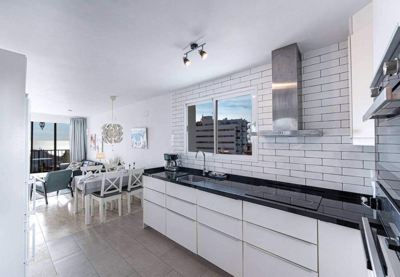 Grande cuisine ouverte sur le salon