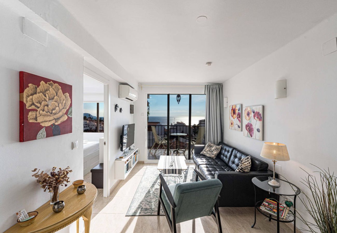 Salon avec canapé et télévision dans un appartement à Nerja
