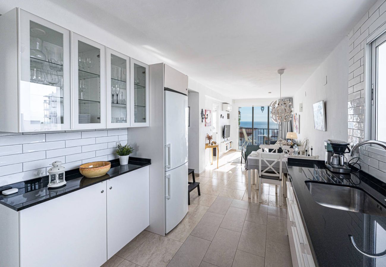 Cuisine avec vaisselle complète dans le logement