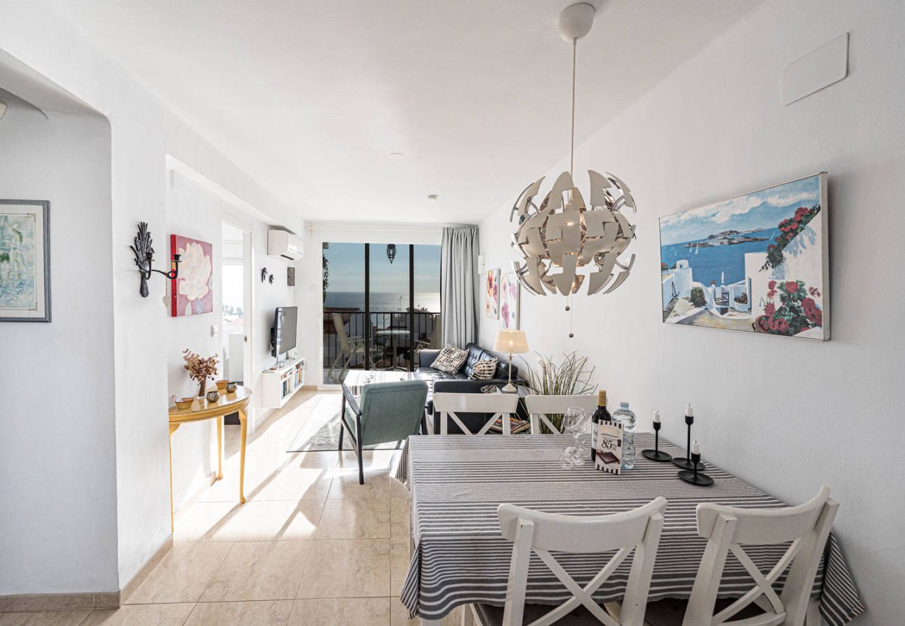 Espace repas intégré au séjour du logement