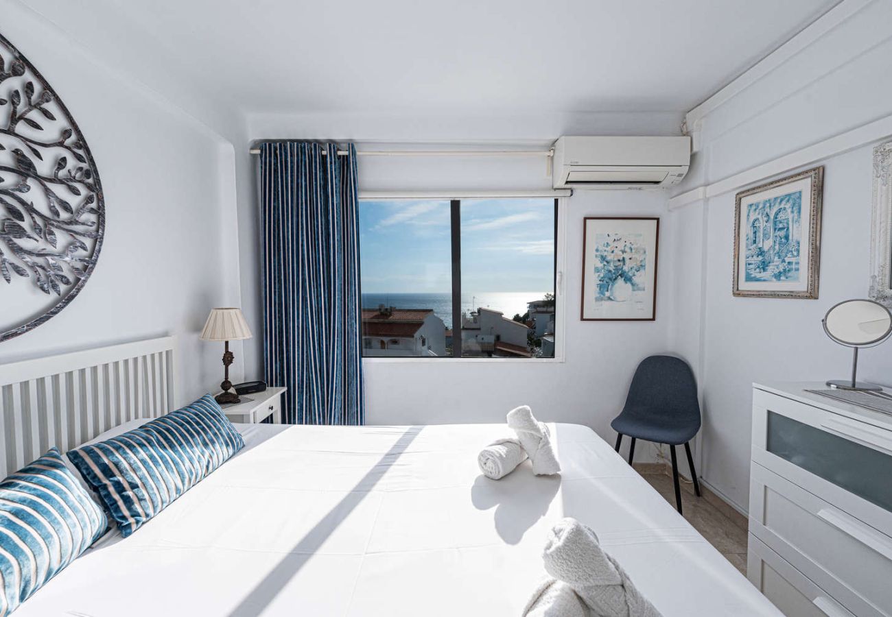Chambre double avec vue sur la mer dans un logement de vacances à Nerja