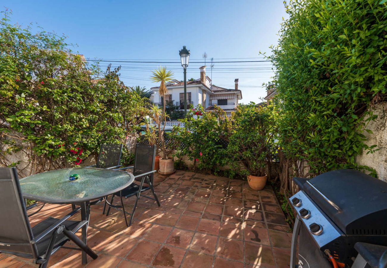 Terrasse privée avec table de jardin et barbecue à gaz dans le lotissement Verano Azul.