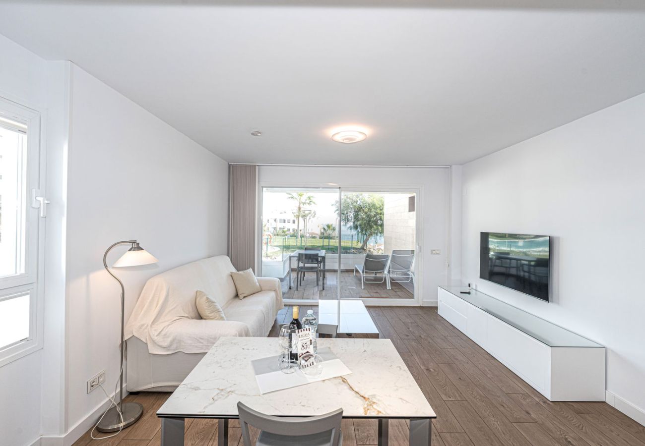 Salon moderne au design minimaliste et lumineux dans un appartement de luxe à Isea Calaceite Nerja Torrox