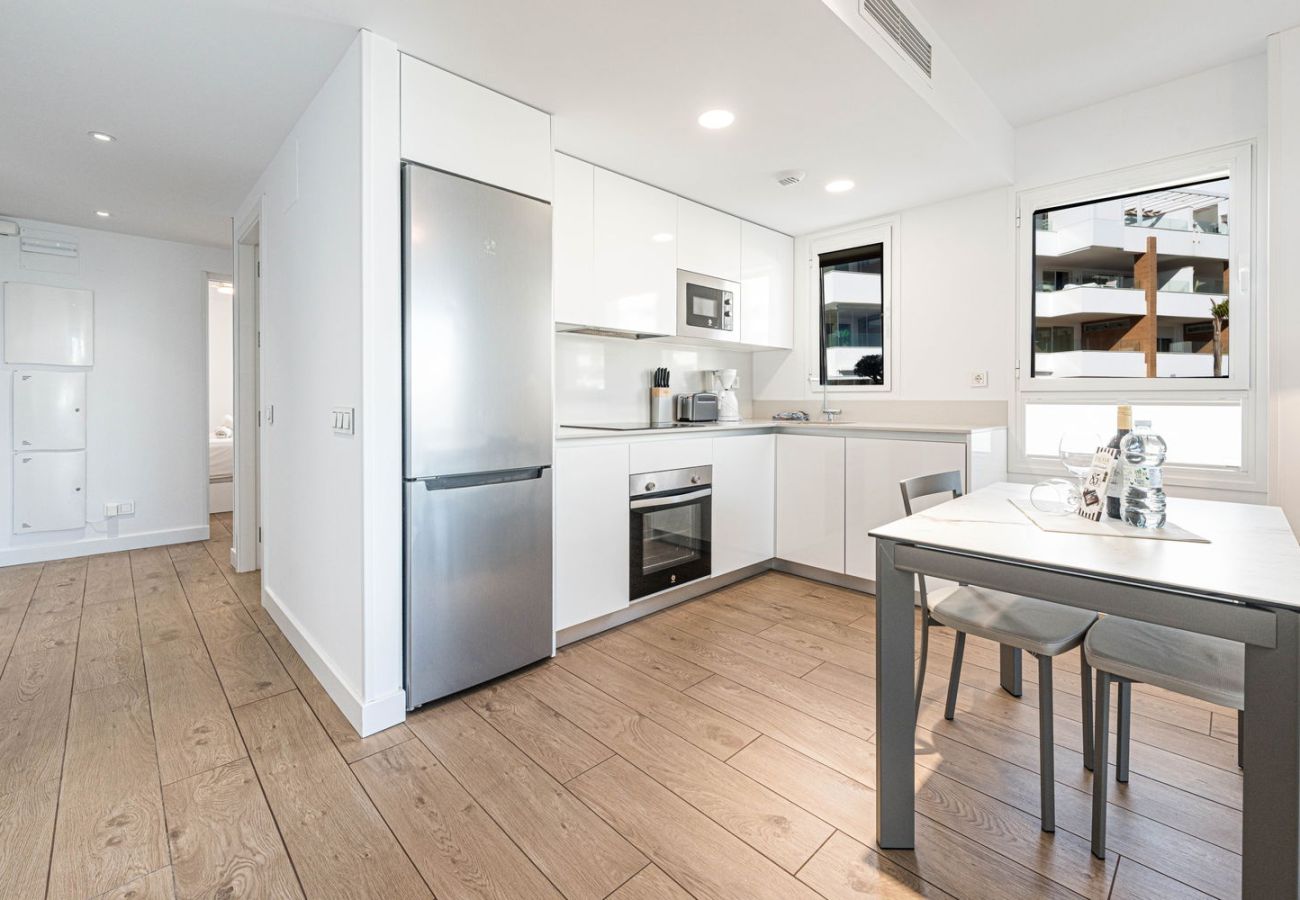 Cuisine ouverte haut de gamme et coin repas moderne dans l'appartement de vacances Isea Calaceite Nerja Torrox