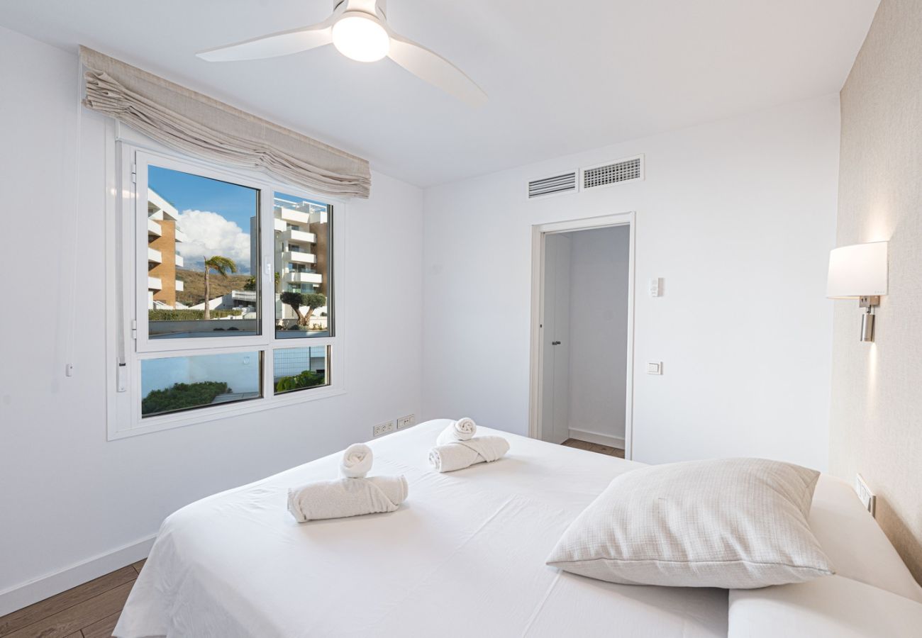 Chambre moderne avec lit double dans un appartement de luxe près de la plage El Peñoncillo à Isea Calaceite