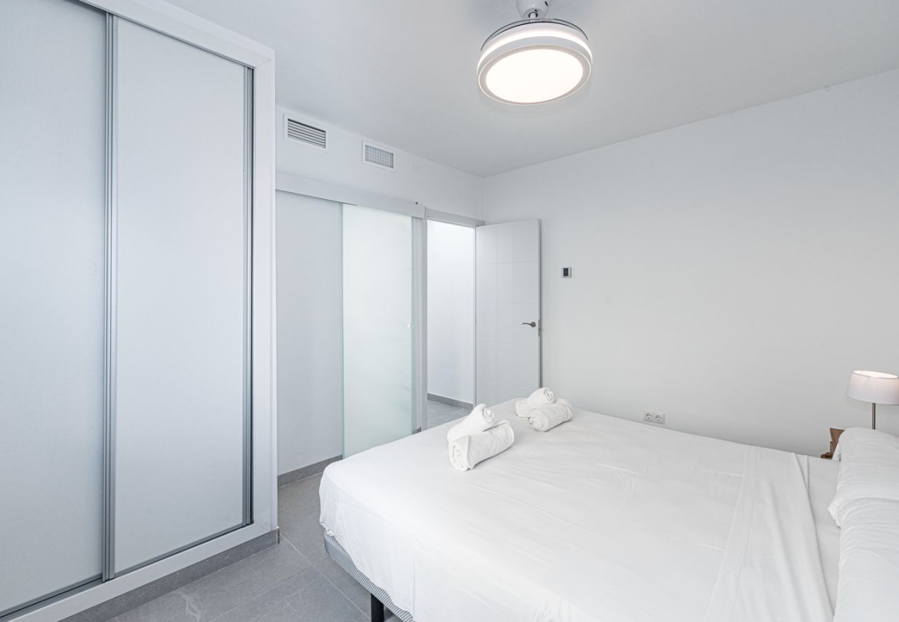 Chambre principale avec lit queen size dans un appartement de 3 chambres à Nerja.