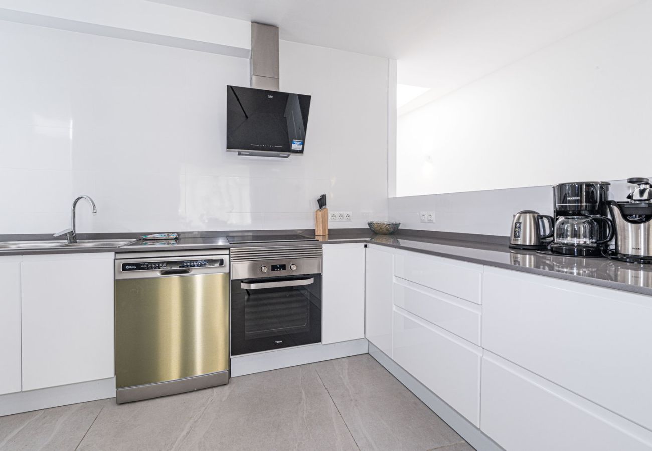 Cuisine moderne entièrement équipée avec des appareils haut de gamme à Nerja.