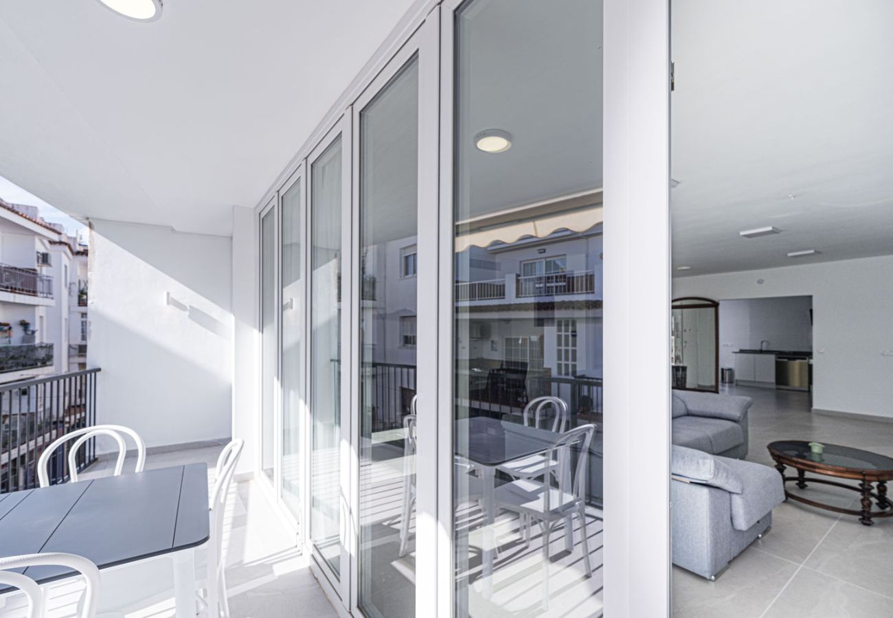 Espace repas extérieur sur la terrasse connectée au salon de l'appartement à Nerja.