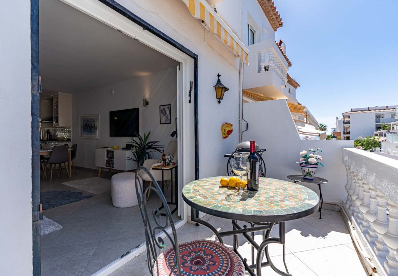 Balcon avec vue sur la mer dans l'urbanisation La Hacienda, Nerja.