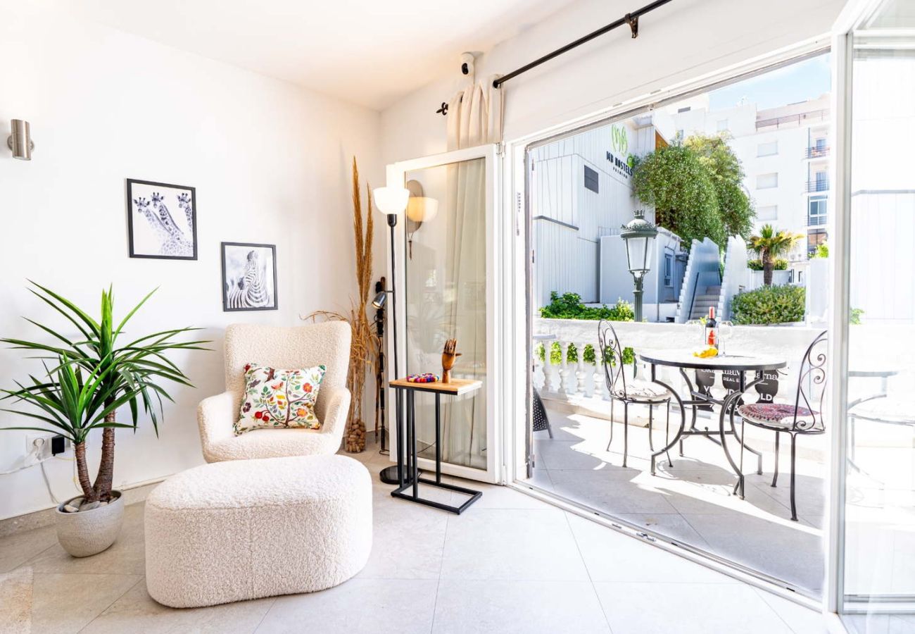 Salon décoré avec goût et accès au balcon dans la maison Casa Lavanda.