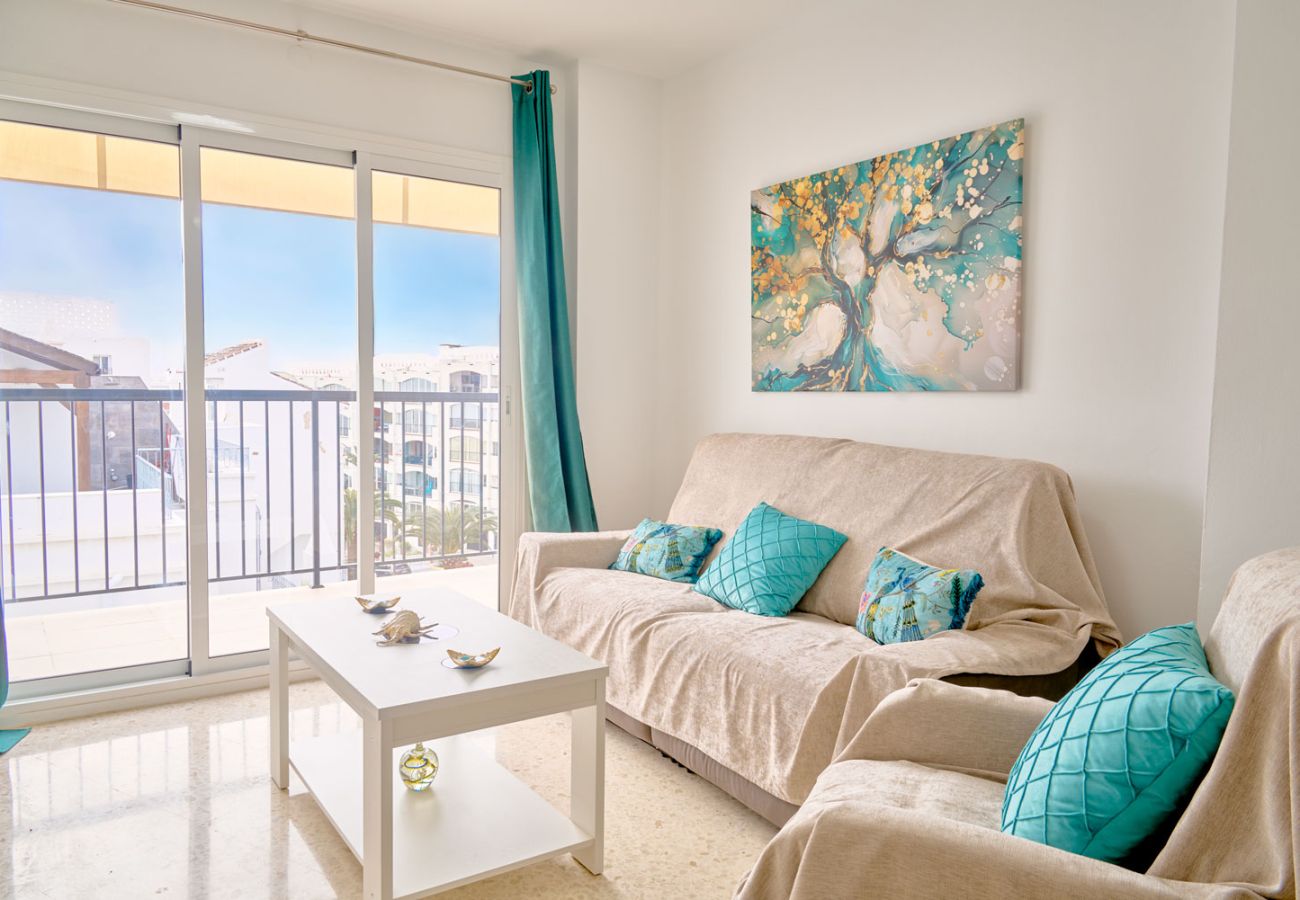 Espace de vie avec canapés et télévision à Tucuman 3, centre de Nerja.