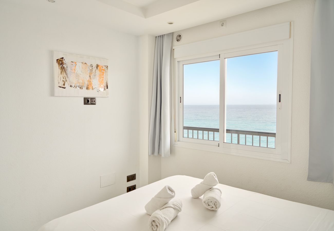 Chambre principale avec lit double et vue mer frontale depuis la fenêtre à Nerja.