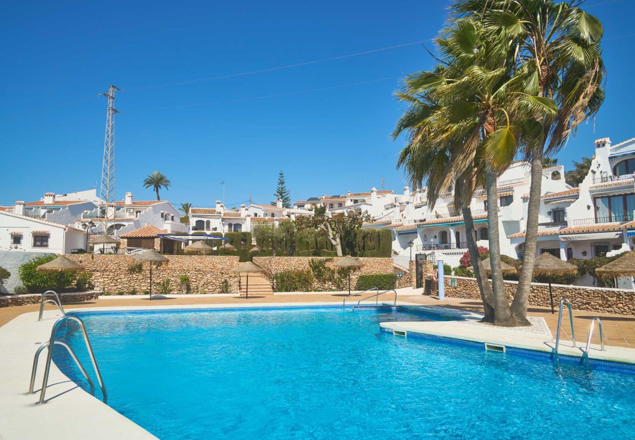 Casa Sofia Piscine commune entourée de jardins dans le complexe Capistrano Village, Nerja.