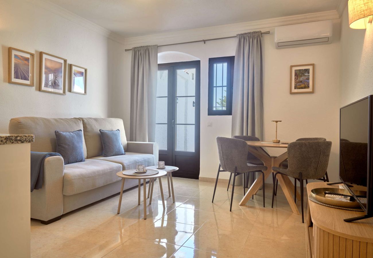 Salon moderne avec canapé, coin repas et climatisation dans l'appartement Casa Sofia, Capistrano Village.