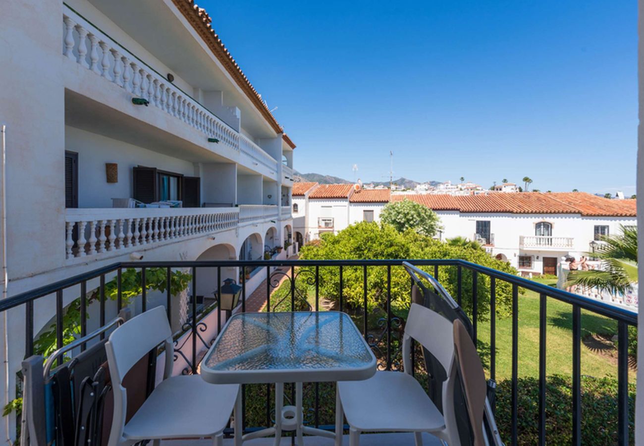Balcon de l'appartement Hacienda 23 4A  avec vue directe sur la piscine communautaire.