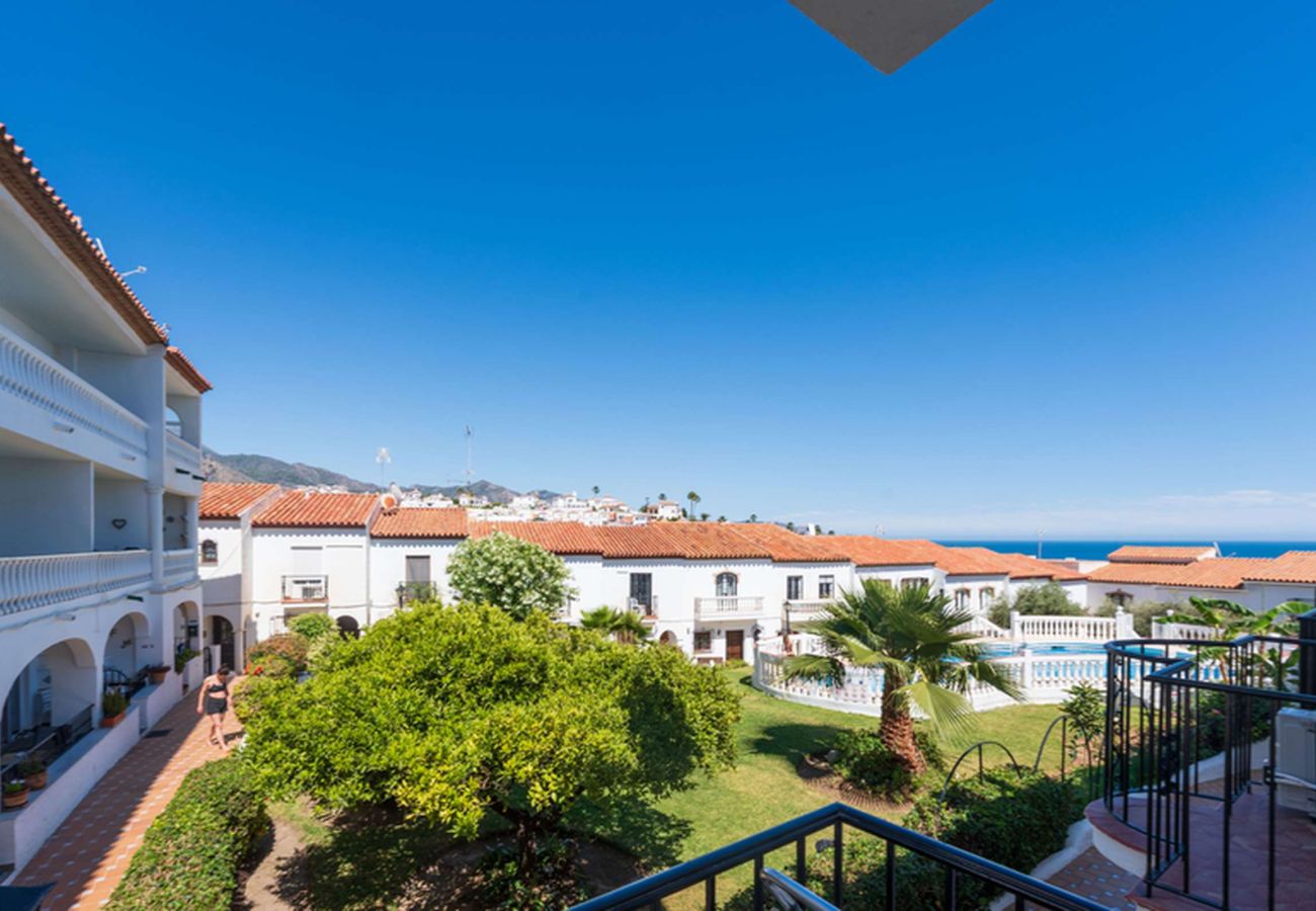 Vue panoramique depuis le balcon de l'appartement dans la résidence La Hacienda, Nerja.