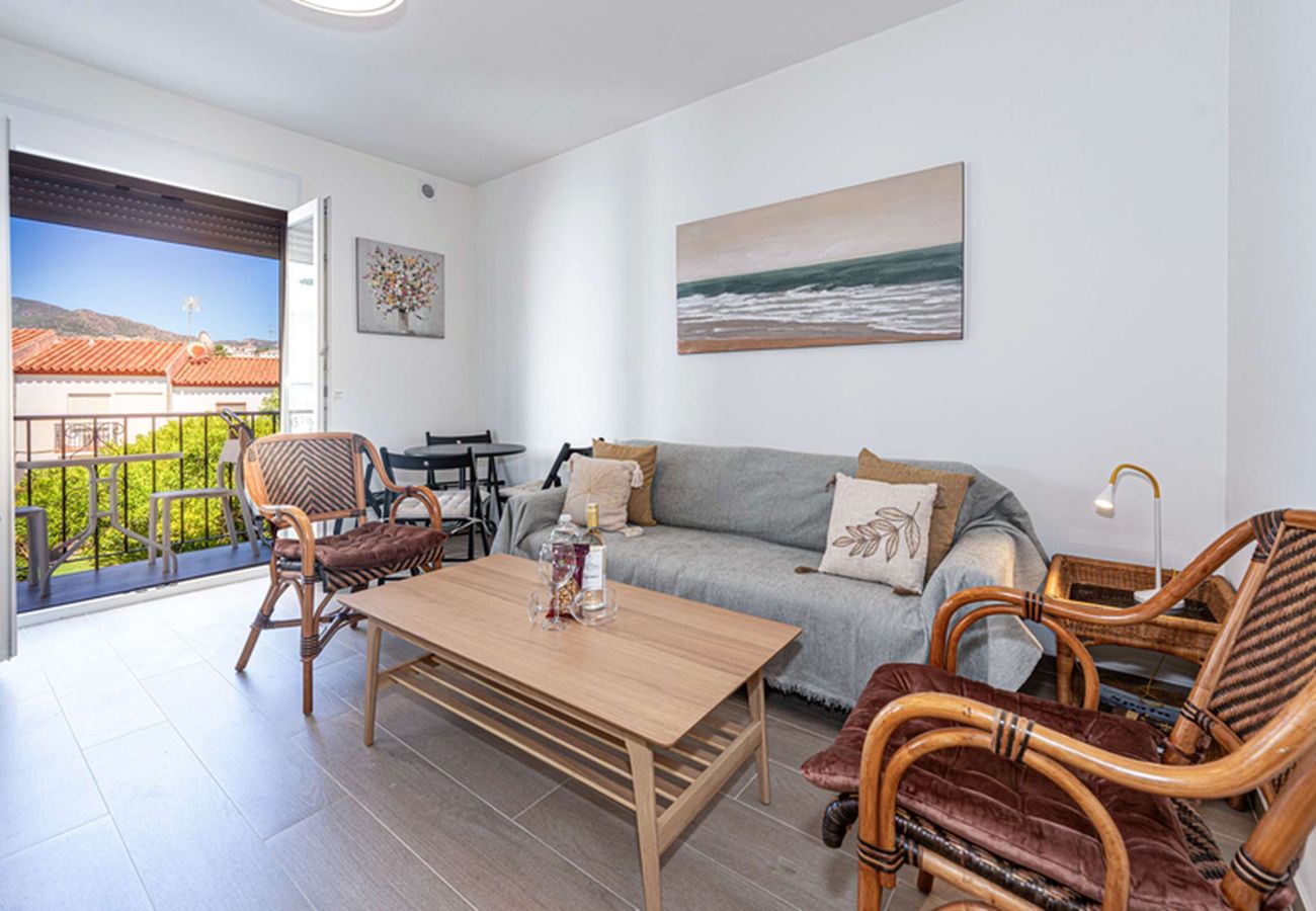 Salon lumineux avec accès au balcon dans un appartement à Nerja, à 350 mètres de la plage de Burriana.