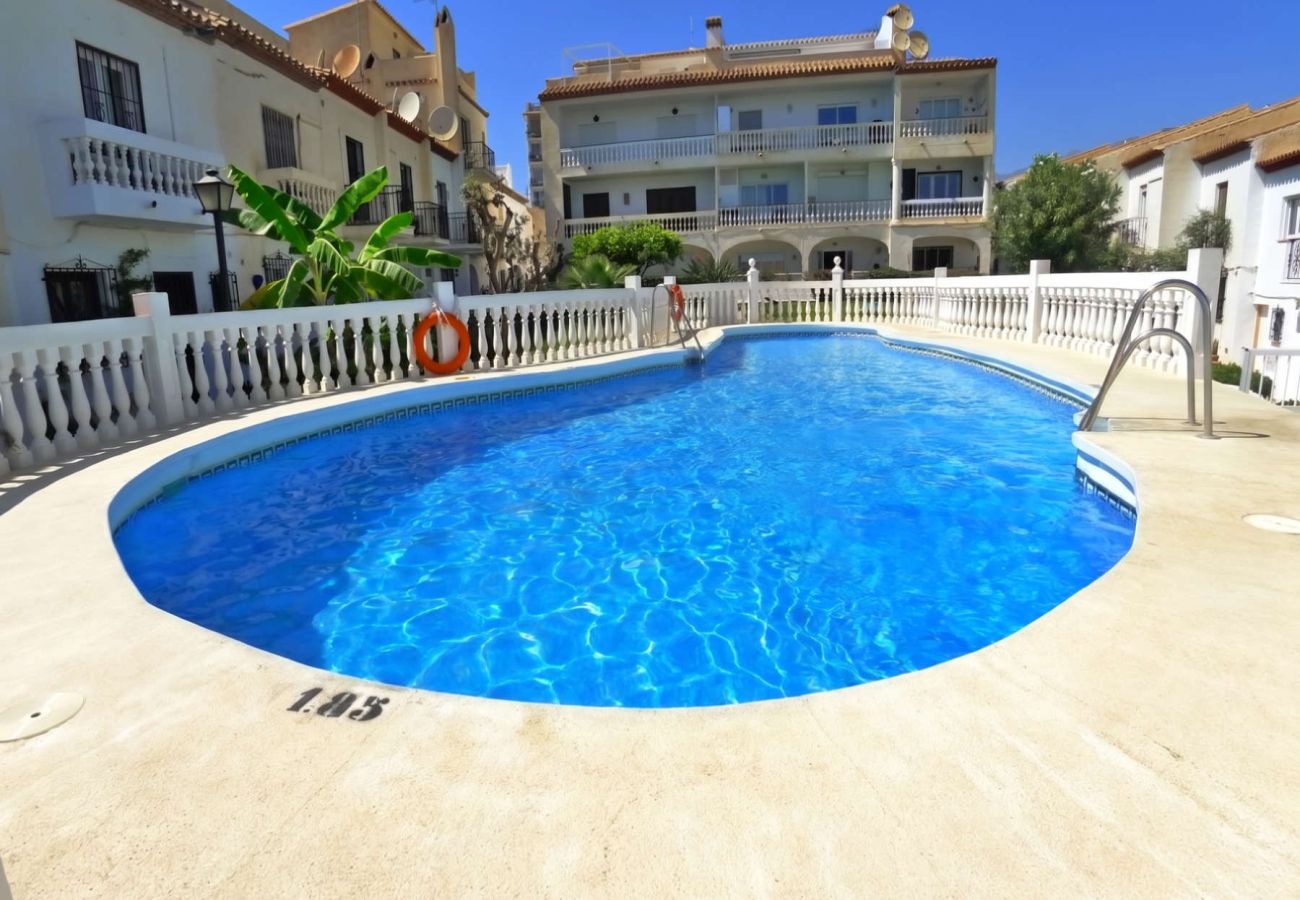 Piscine communautaire entourée de jardins dans la résidence La Hacienda, Nerja.