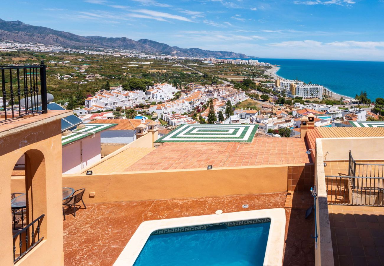 Piscine privée et vue mer depuis le haut à Villa Punta Lara 15, Punta Lara Nerja