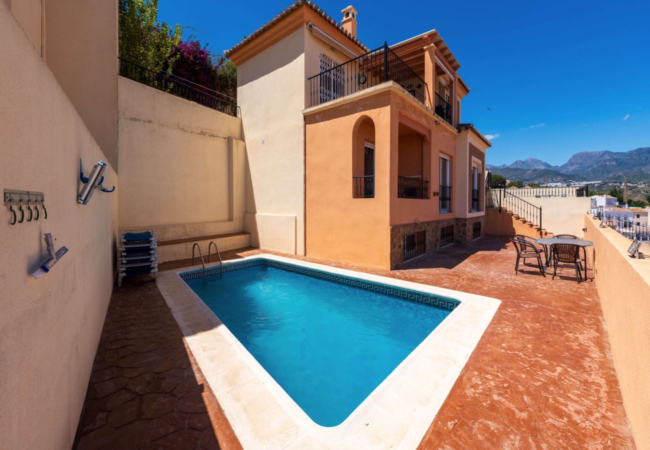 Piscine privée avec chaises longues et terrasse extérieure, Villa Punta Lara 15 Nerja