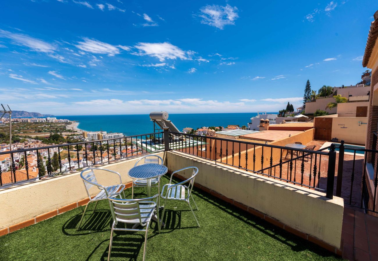 Terrasse avec table à manger et vue panoramique sur la mer à Villa Punta Lara 15, Nerja