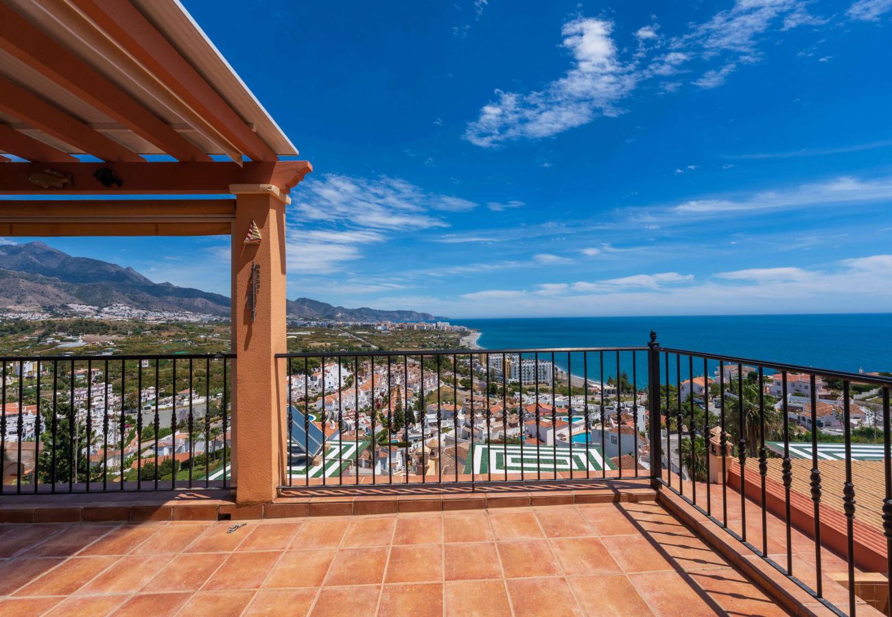 Terrasse supérieure reliée à la cuisine avec vue mer, Villa Punta Lara 15 Nerja